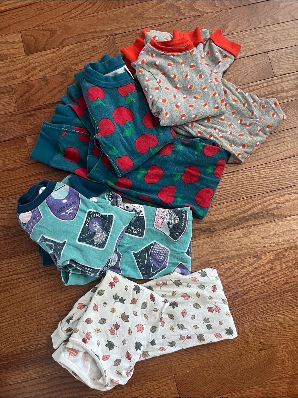 4 sets of long sleeved pajamas